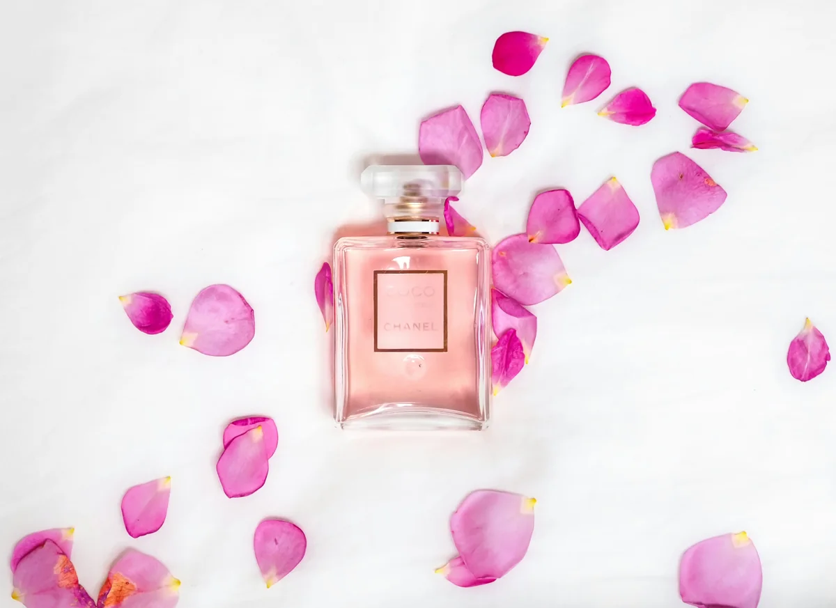 عبوة عطر على قماش أبيض